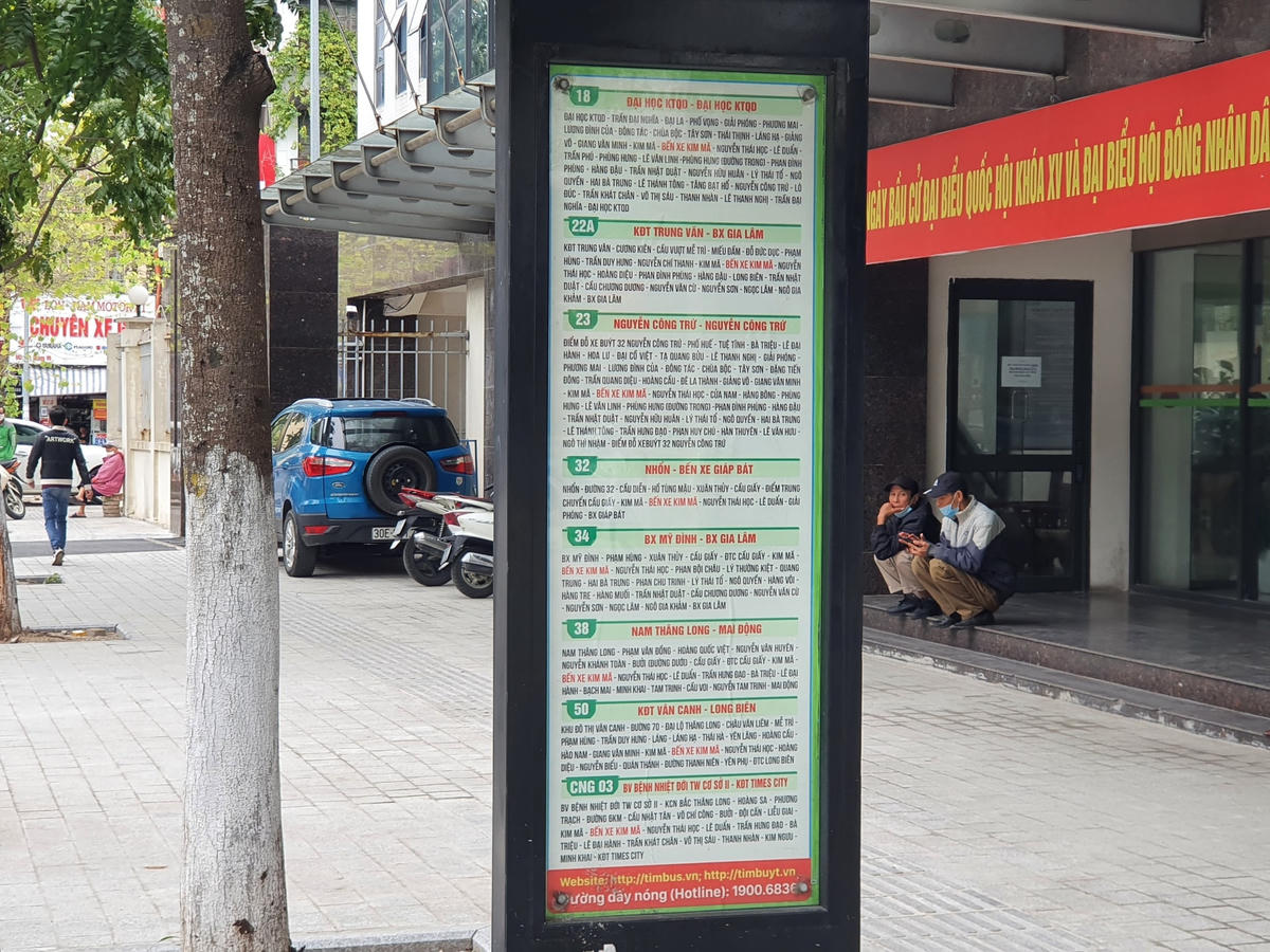 Trước đó, Sở GTVT Hà Nội có tờ trình UBND TP Hà Nội việc xây dựng đồng bộ nhà chờ xe buýt trên địa bàn thành phố, và các biển quảng cáo trên dải phân cách tại 12 quận, huyện nội thành theo hình thức đối tác công tư.