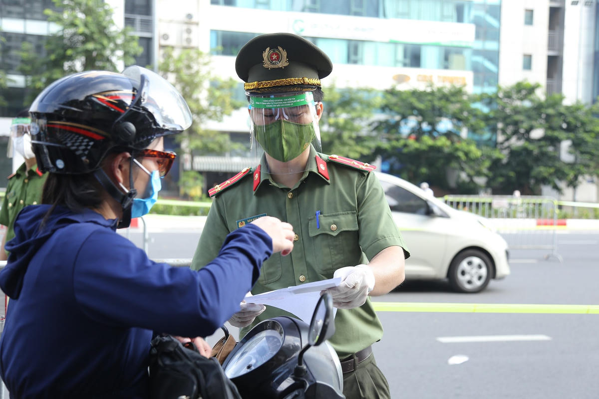 Tất cả phương tiện lưu thông qua chốt đều được dừng xe để kiểm tra.