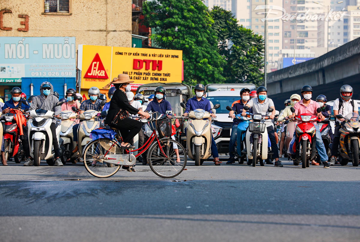 Là ngày đầu nới lỏng giãn cách, không còn các chốt kiểm tra giấy đi đường nên đường phố Hà Nội vào buổi sáng trở nên nhộn nhịp hẳn.
