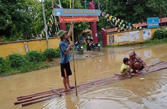 Người dân dùng bè để di chuyển trên đường ở thành phố Yên Bái.