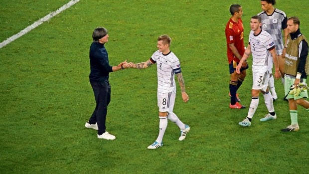 Tuyển Đức đã để bị gỡ hòa khi dẫn bàn trước cho dù họ có tới 7 người ở hàng thủ trên sân vào 20 phút cuối của trận đấu. (Ảnh: Reuter).