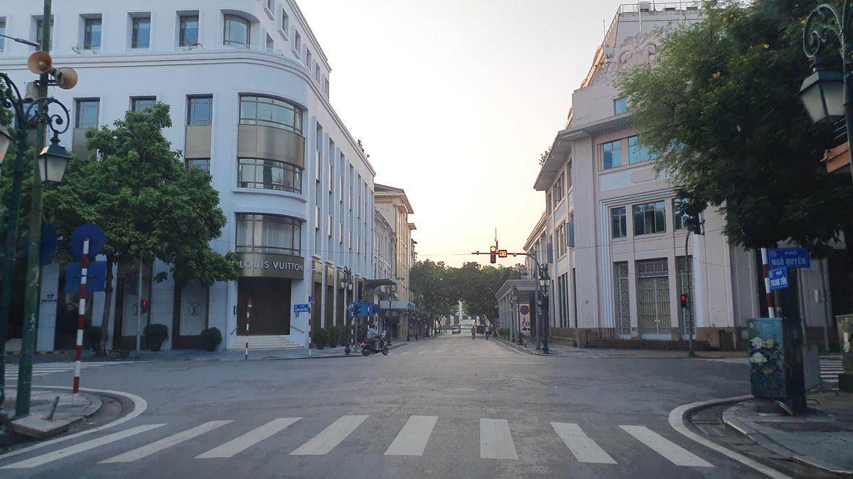 Thực hiện cách ly toàn xã hội trong vòng 15 ngày kể từ 06h00 ngày 24/7/2021 trên phạm vi toàn Thành phố theo nguyên tắc gia đình cách ly với gia đình; khu phố cách ly với khu phố; thôn bản cách ly với thôn bản; xã, phường cách ly với xã, phường; quận, huyện cách ly với quận, huyện; Thành phố cách ly với tỉnh; cơ sở kinh doanh dịch vụ thiết yếu, phân xưởng, nhà máy sản xuất phải đảm bảo an toàn phòng chống dịch theo quy định.