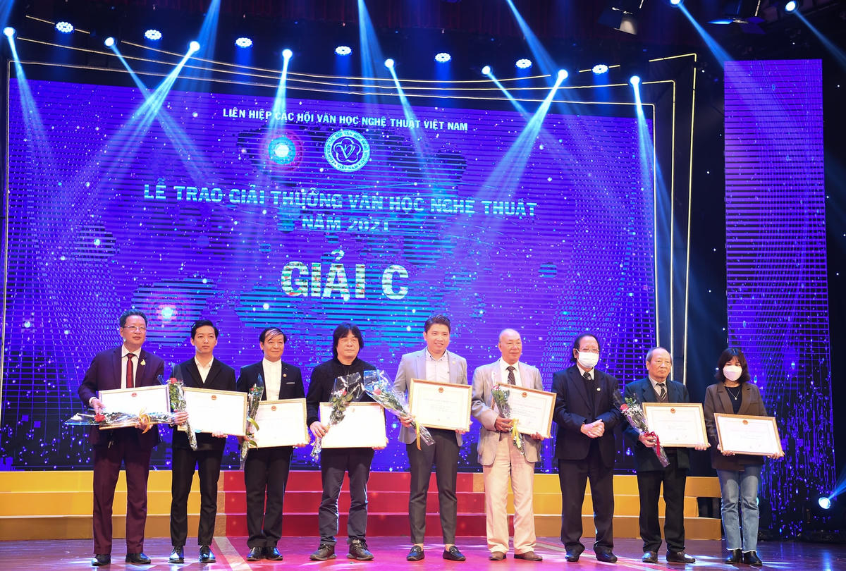 Trao giải cho 25 tác giả đoạt giải C. Ảnh: Hạnh Lê.