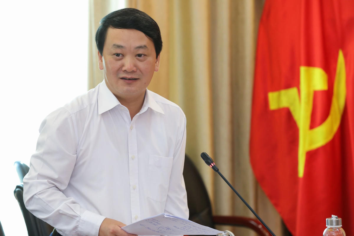 Phó Chủ tịch - Tổng Thư ký Hầu A Lềnh phát biểu tại cuộc họp.