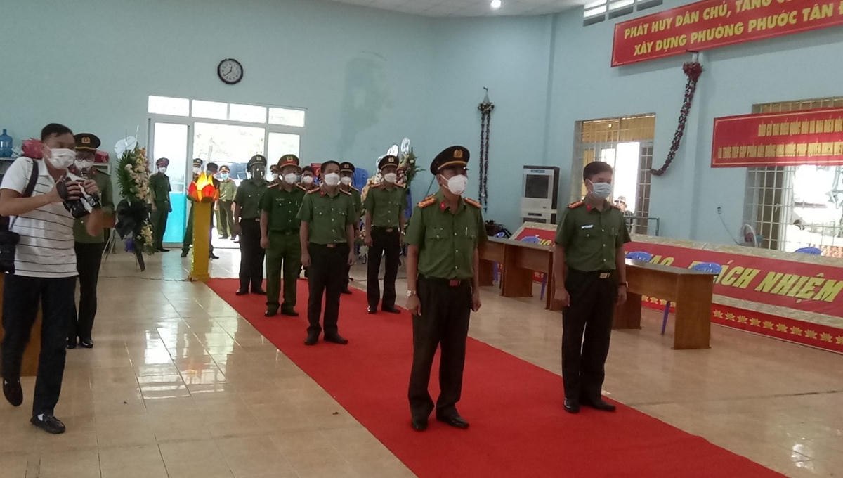 Học viên Lê Hoài Bảo bên bàn thờ vọng của Bố mình.