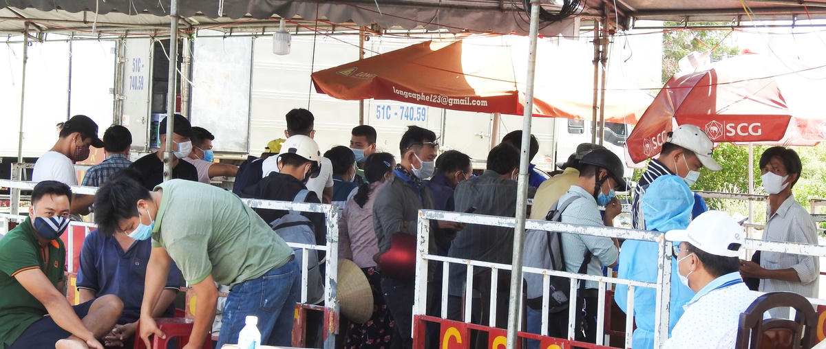 Quá tải, không đảm bảo khoảng cách an toàn, tiềm ẩn nguy cơ lây lan dịch Covid-19 trong khu vực khai báo. Ảnh Thanh Tùng.