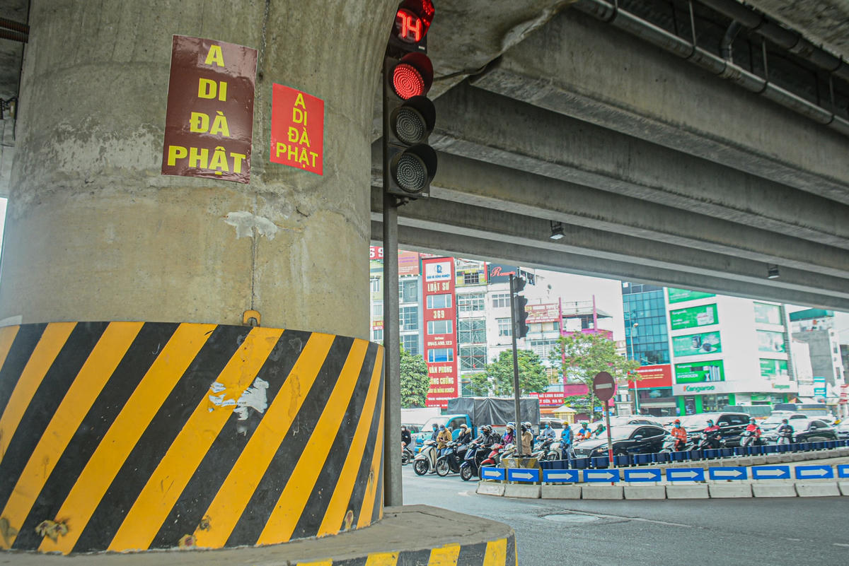 Đặc biệt, tại đường Nguyễn Trãi, Trường Chinh, đường Nguyễn Xiển, trụ đường sắt Cát Linh - Hà Đông... xuất hiện dày đặc những tấm áp phích được dán với nhiều hình dạng, kích cỡ và màu sắc khác nhau gây chú ý cho người đi đường.