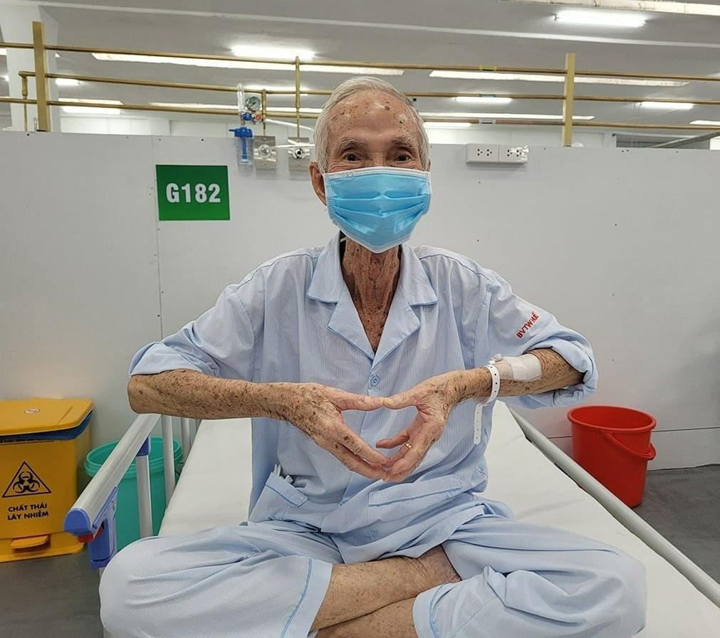 Ông Võ Ngọc Ứng kết hình trái tim thay lời cảm ơn gửi tới những “chiến sĩ” đã cứu sống mình. Ảnh: Bảo Loan.