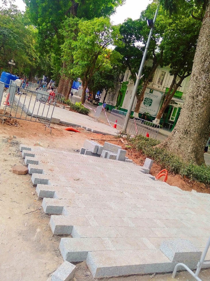 Được biết bắt đầu từ cuối tháng 5/2020 UBND quận Hoàn Kiếm, thành phố Hà Nội khởi động dự án lát thử nghiệm 40 mét đá trên tuyến vỉa hè đầu phố Lê Thái Tổ. Sau khi xem xét và khảo sát thực tế cho thấy hơn 20 loại vật liệu gạch, đá dùng để ốp, lát, kè trước đây đã bị hư hỏng, cong vênh vì vậy việc lát đá mới cải tạo hạ tầng vỉa hè cho người đi bộ là rất cần thiết.