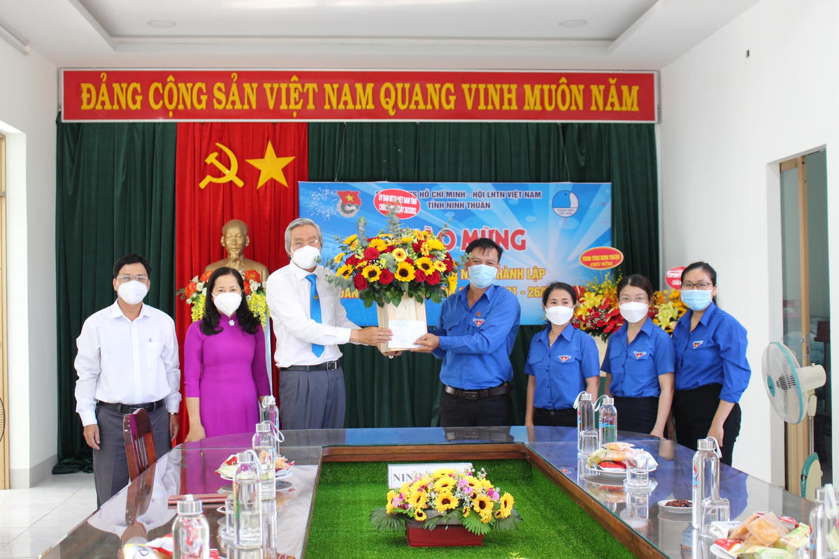 Ông Lê Văn Bình, Chủ tịch Ủy ban MTTQ Việt Nam tỉnh Ninh Thuận cùng đoàn công tác tặng hoa, chúc mừng tỉnh Tỉnh đoàn Ninh Thuận, nhân kỷ niệm 91 năm Ngày thành lập Đoàn TNCS Hồ Chí Minh. 