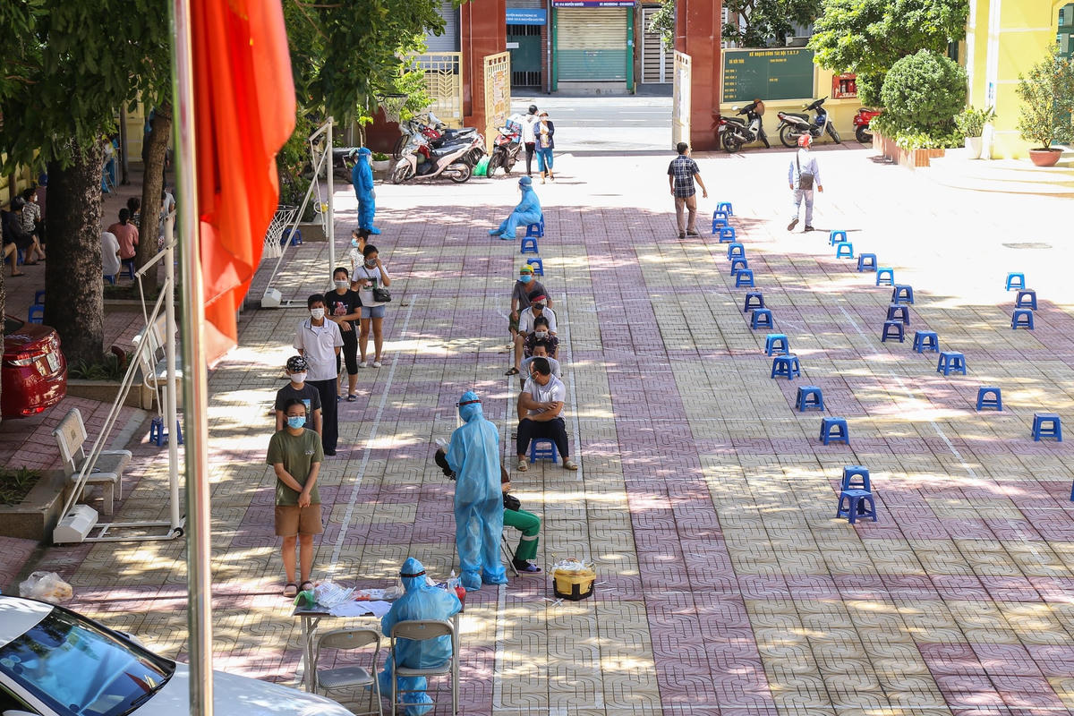  Người dân xếp hàng chờ lấy mẫu xét nghiệm.