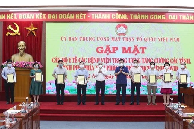 Chủ tịch Quốc hội Vương Đình Huệ, Chủ tịch UBTƯ MTTQ Việt Nam Đỗ Văn Chiến trao quà cho các y, bác sĩ đại diện cho gần 3.000 nhân viên y tế chuẩn bị lên đường tăng cường lực lượng phòng, chống dịch Covid-19 cho TP Hồ Chí Minh và các tỉnh phía Nam.