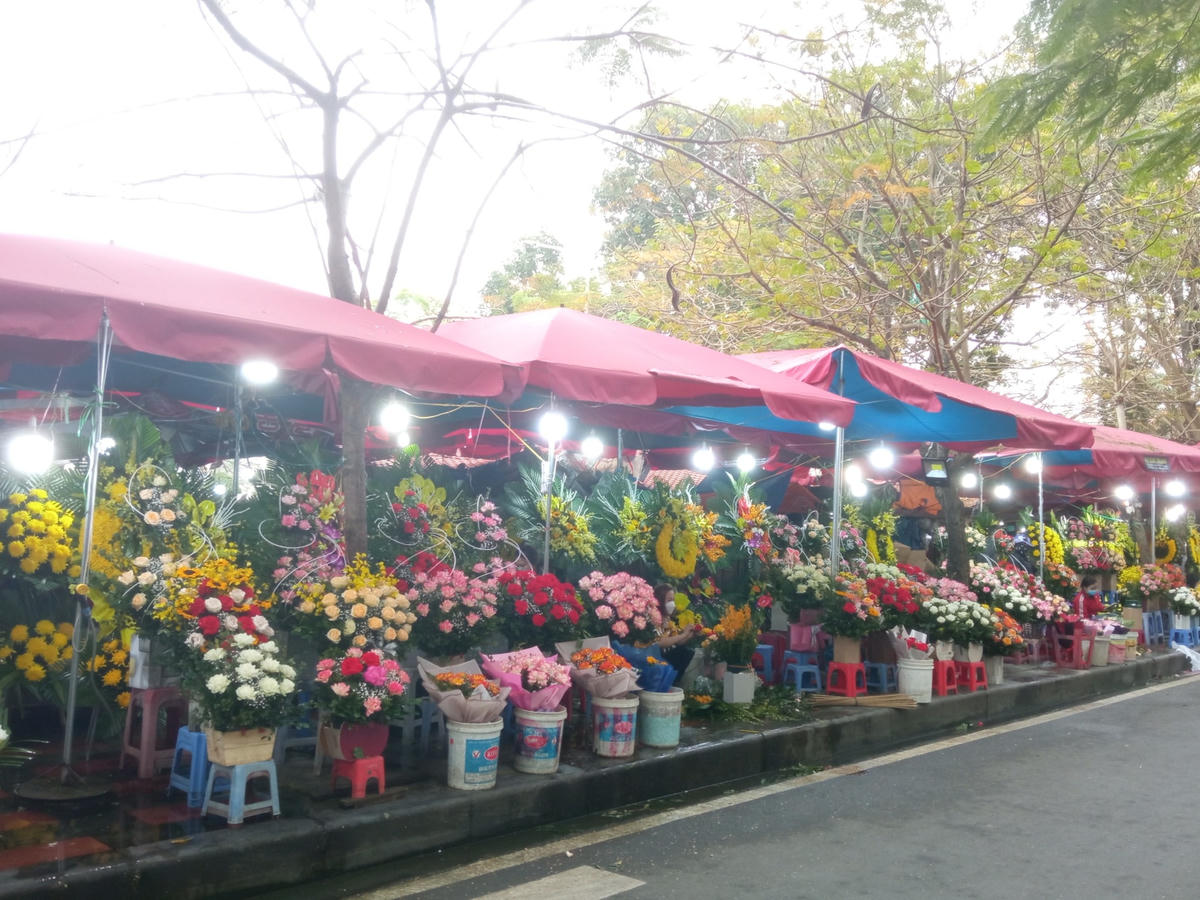 Hoa tươi “nằm im ngóng khách”.