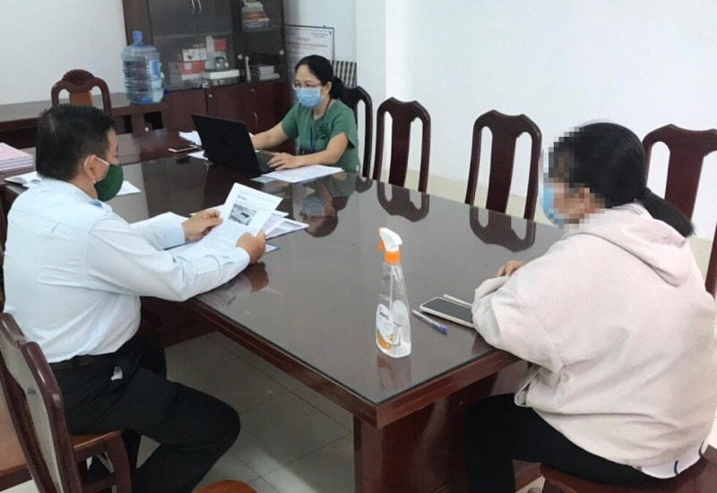 Cơ quan chức năng làm việc, lập biên bản với chủ tài khoản facebook đăng tin sai sự thật. (Nguồn: cand.com.vn).