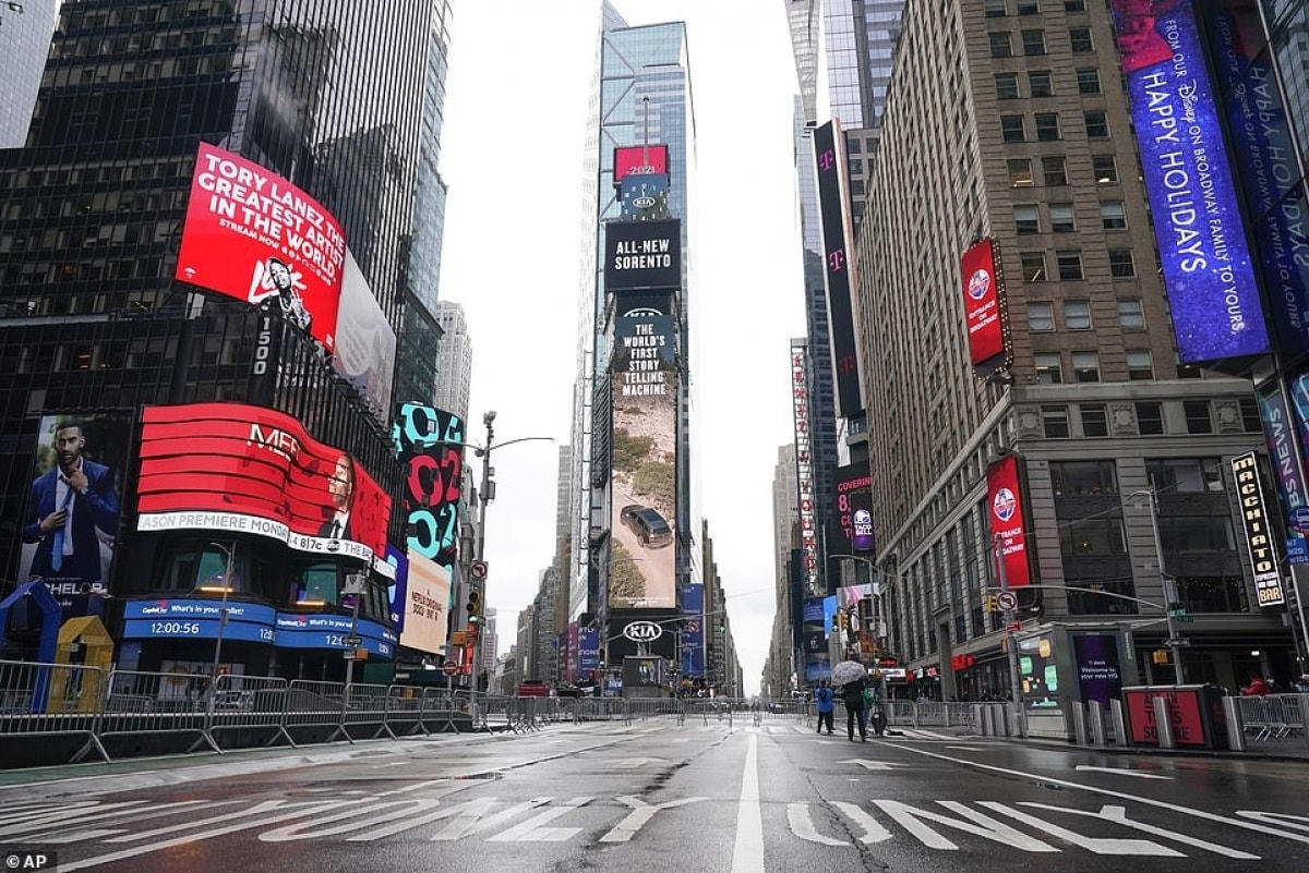 Lần đầu tiên lễ đón năm mới (2021) ở Quảng trường Thời đại (New York, Mỹ) bị hủy bỏ kể từ khi sự kiện này bắt đầu năm 1907. Ảnh: AP.