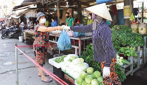 ại một số chợ dân sinh, đa số người dân và tiểu thương đều chấp hành nghiêm túc việc thực hiện nghiêm việc giữ khoảng cách tối thiểu 2m khi giao tiếp.