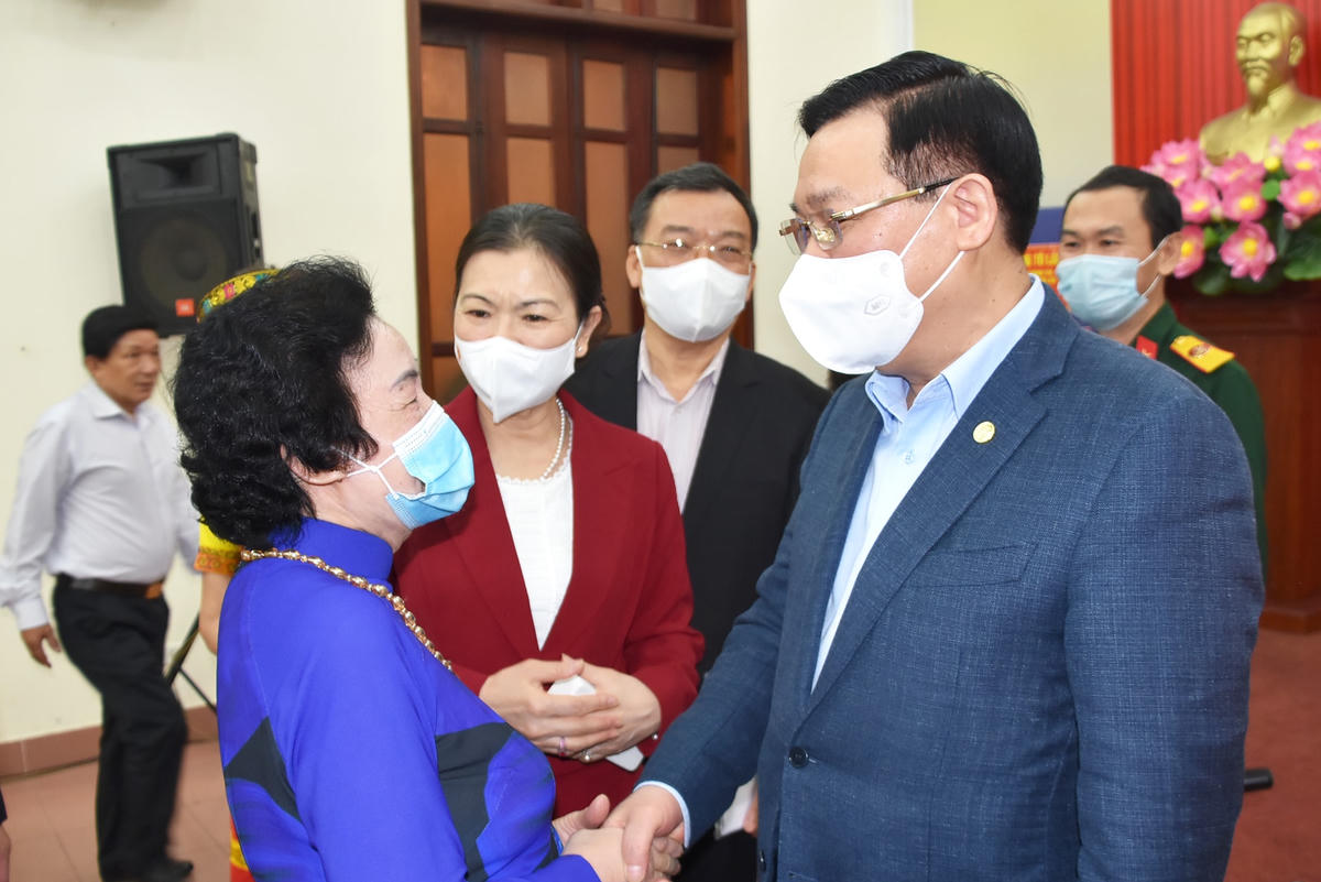 Chủ tịch Quốc hội Vương Đình Huệ, Phó Chủ tịch UBTƯ MTTQ Việt Nam Trương Thị Ngọc Ánh thăm hỏi, trò chuyện cùng người dân tham dự Ngày hội.