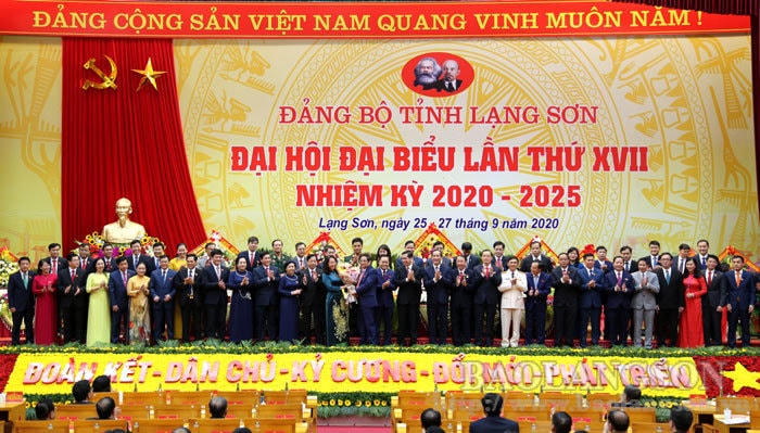 Ông Phạm Minh Chính, Ủy viên Bộ chính trị, Bí thư Trung ương Đảng, Trưởng ban Tổ chức Trung ương tặng hoa chúc mừng Ban Chấp hành Đảng bộ tỉnh Lạng Sơn khóa XVII, nhiệm kỳ 2020-2025