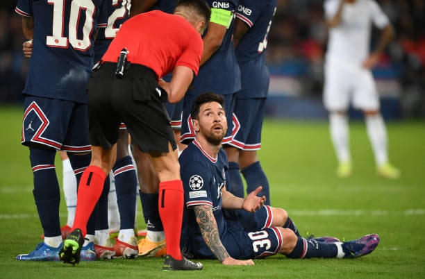 Dường như chưa quen với vai trò này, Messi được trọng tài chính nhắc nhở phải khép tay sát thân người.