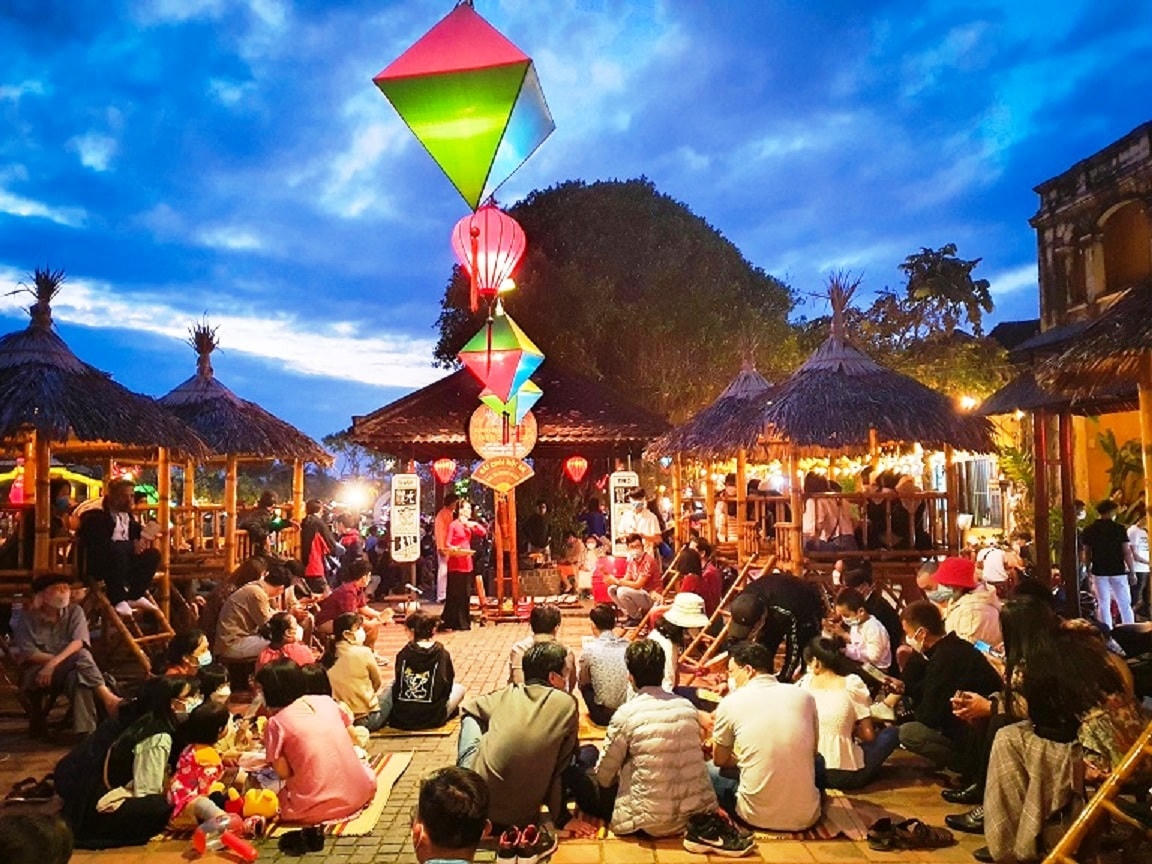 Du khách tham gia trò chơi bài chòi.