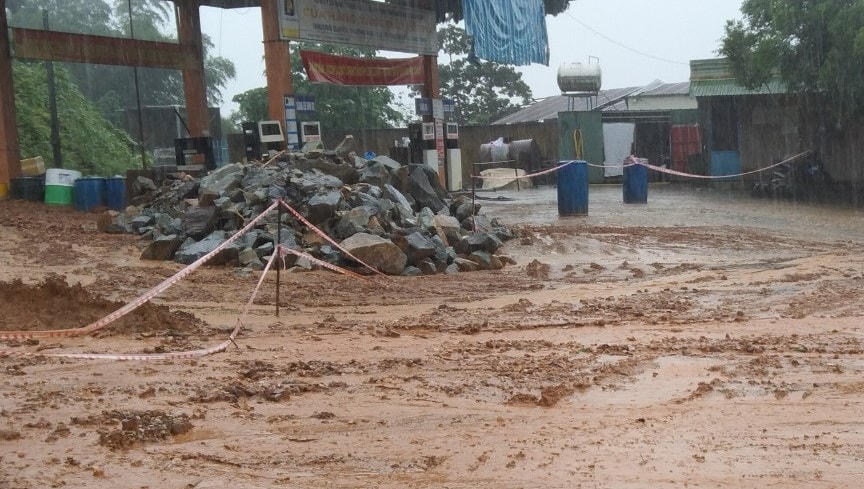 Khu vực sạt lở khiến người dân phai di dời chỗ ở.