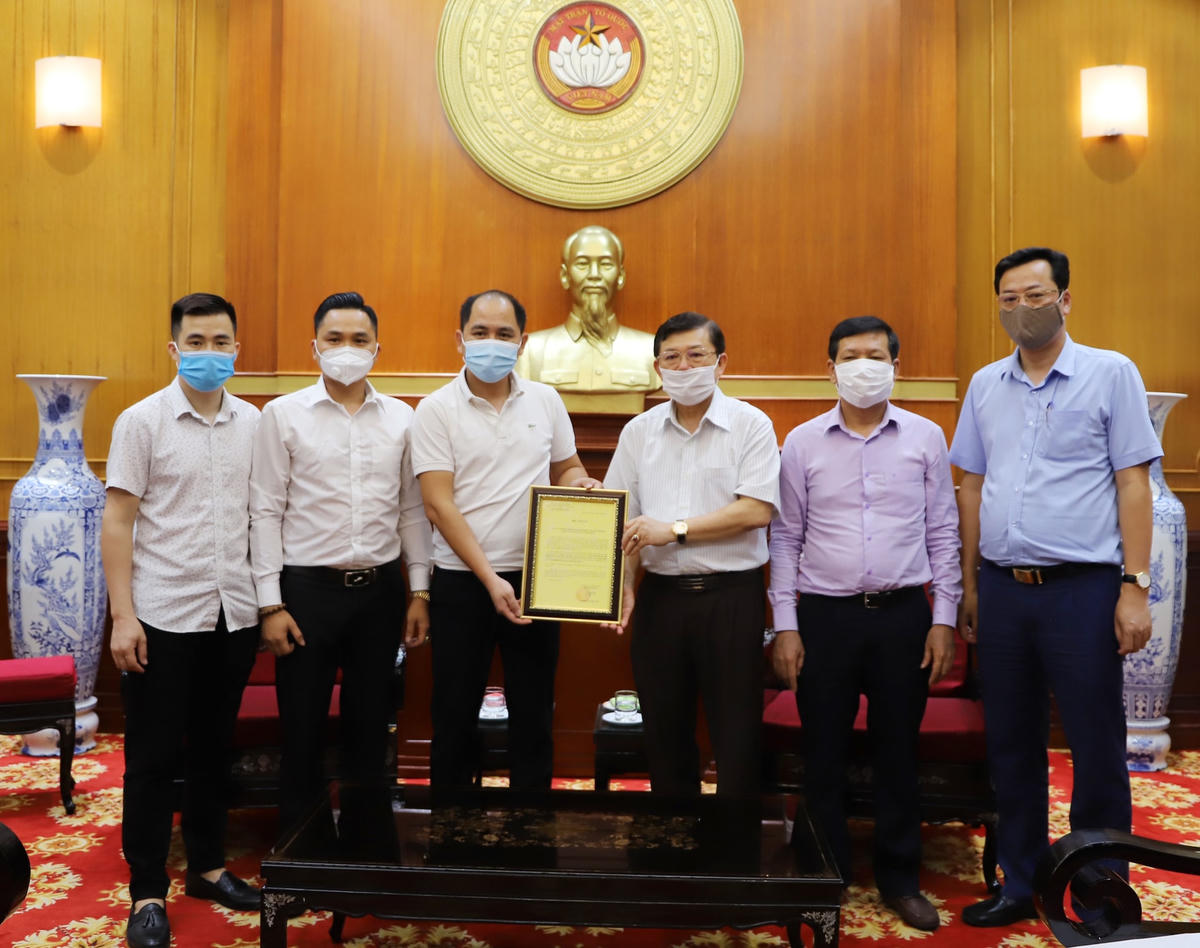 Phó Chủ tịch Nguyễn Hữu Dũng trao thư cảm ơn cho đại diện Liên hiệp Hội hữu nghị đồng hương - đại diện cộng đồng người Việt Nam tại Macau (Trung Quốc).