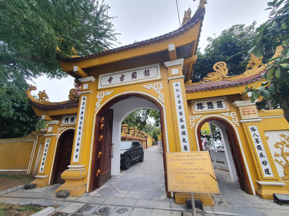 Ghi nhận của PV Đại Đoàn Kết Online trong ngày 17/1, một số đền chùa tại Hà Nội đã bắt đầu mở cửa theo cấp độ dịch, phục vụ nhu cầu của người dân.