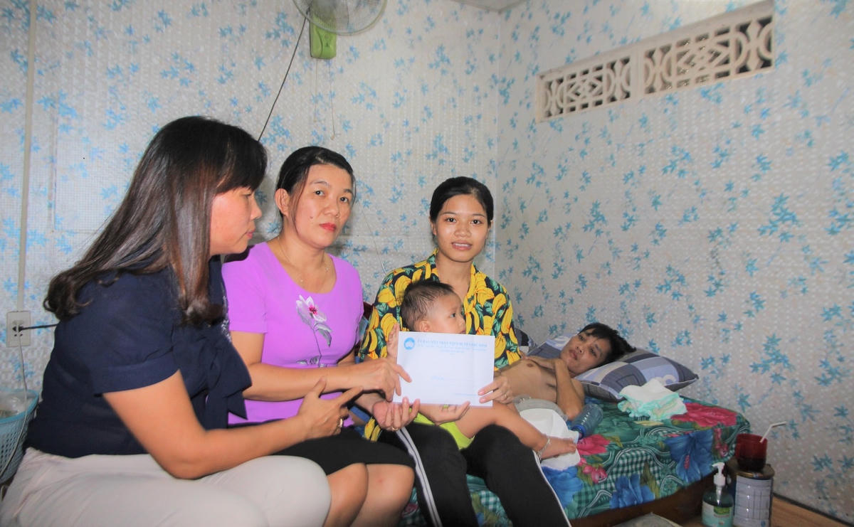 Lãnh đạo Ủy ban MTTQ Việt Nam huyện Phú Ninh trao tiền ủng hộ cho gia đình anh Tú.