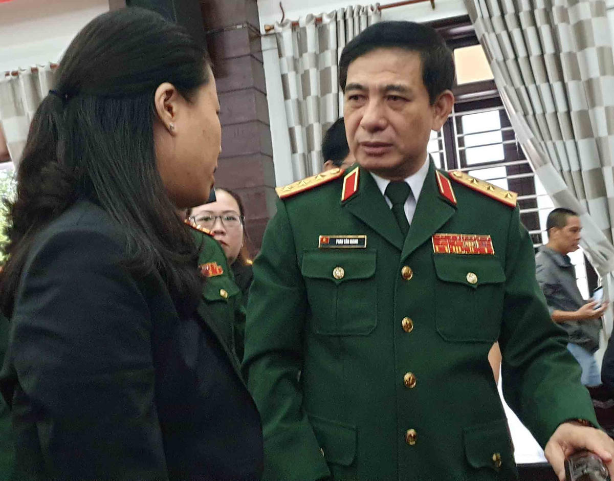 Thượng tướng Phan Văn Giang thăm hỏi, động viên thân nhân, gia đình các liệt sĩ hy sinh trong lúc làm nhiệm vụ tại Thủy điện Rào Trăng 3. Ảnh: V. Thắng.