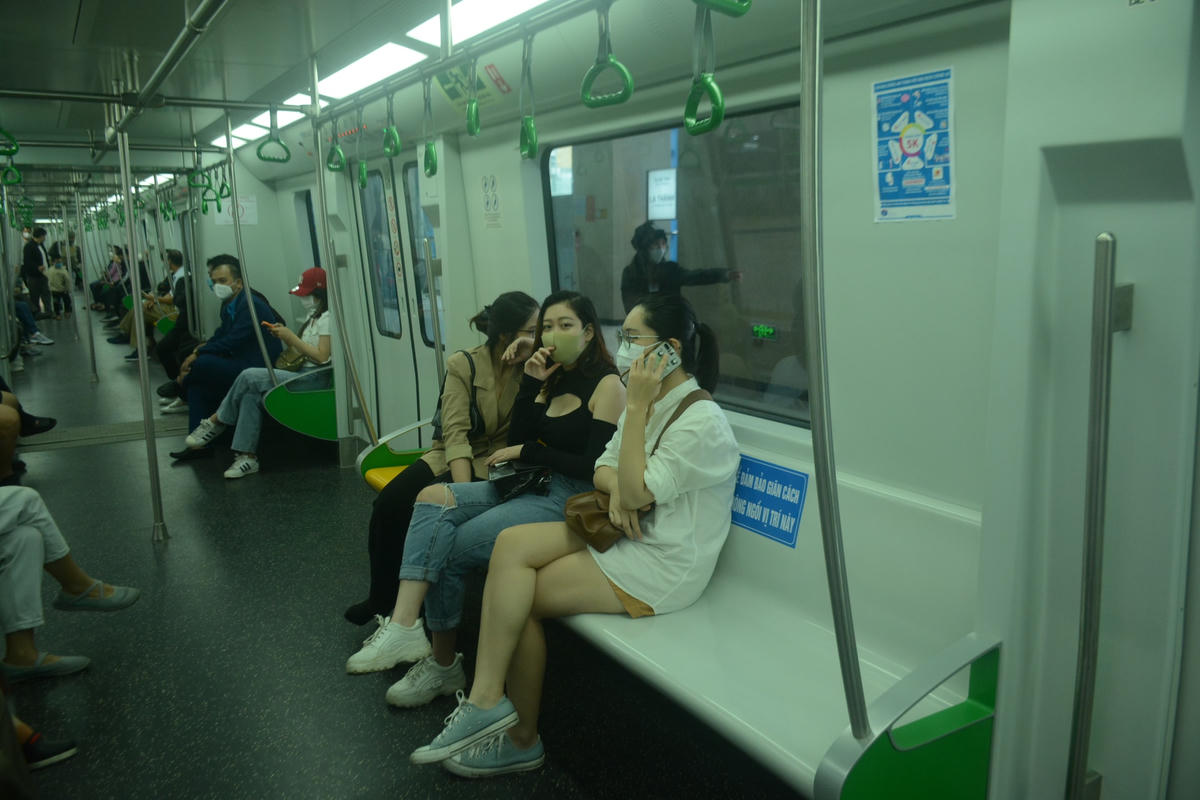 Dù đã dán cảnh báo trên tàu, nhưng một số bạn trẻ đi tàu vẫn không ngồi đúng giãn cách.