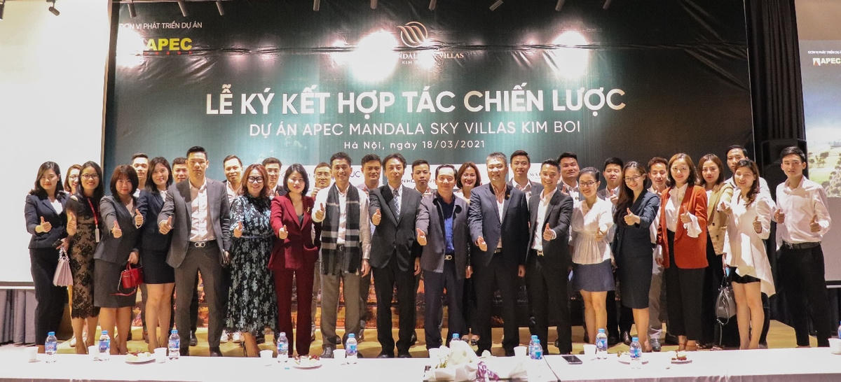 Buổi lễ kí kết có sự góp mặt của chủ đầu tư và nhiều đơn vị đối tác chiến lược.