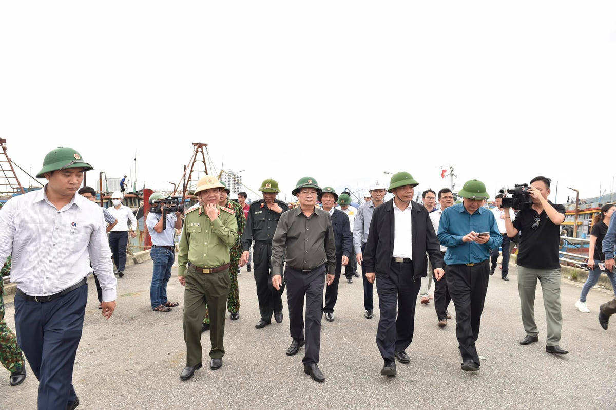 Phó Thủ tướng Trịnh Đình Dũng kiểm tra công tác chuẩn bị trước khi bão số 9 đổ bộ tại Cảng Dung Quất, Quảng Ngãi. Ảnh: VGP/Nhật Bắc.