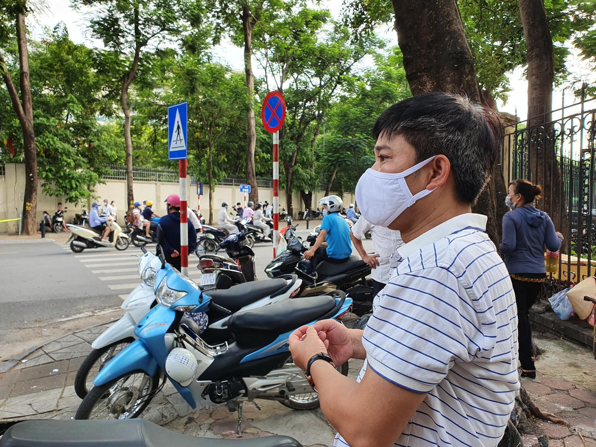 Cùng tâm trạng, anh Hồ Văn Trường (48 tuổi, phường Bồ Đề, Long Biên) chia sẻ: "Tôi cũng rất lo cho con, tâm lí chung là hơi nặng nề một chút vì lần đầu tiên hai bố con bước vào kì thi quan trọng này. Việc học online của con trong suốt thời gian dài tôi đánh giá không được chất lượng, các con khó tập trung trong giờ học dẫn đến sẽ ảnh hưởng đến kết quả nhiều. Tuy nhiên gia đình cũng không đặt nặng áp lực lên con. Tôi luôn nhắc cháu bây giờ đại học cũng không quá quan trọng, có nhiều nguyện vọng để con lựa chọn nên cứ thoải mái làm hết khả năng của mình".