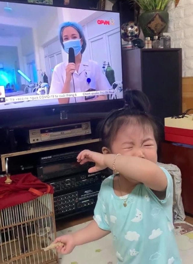 Hình ảnh em bé khóc nức nở khi thấy mẹ trên tivi khiến nhiều người xúc động.