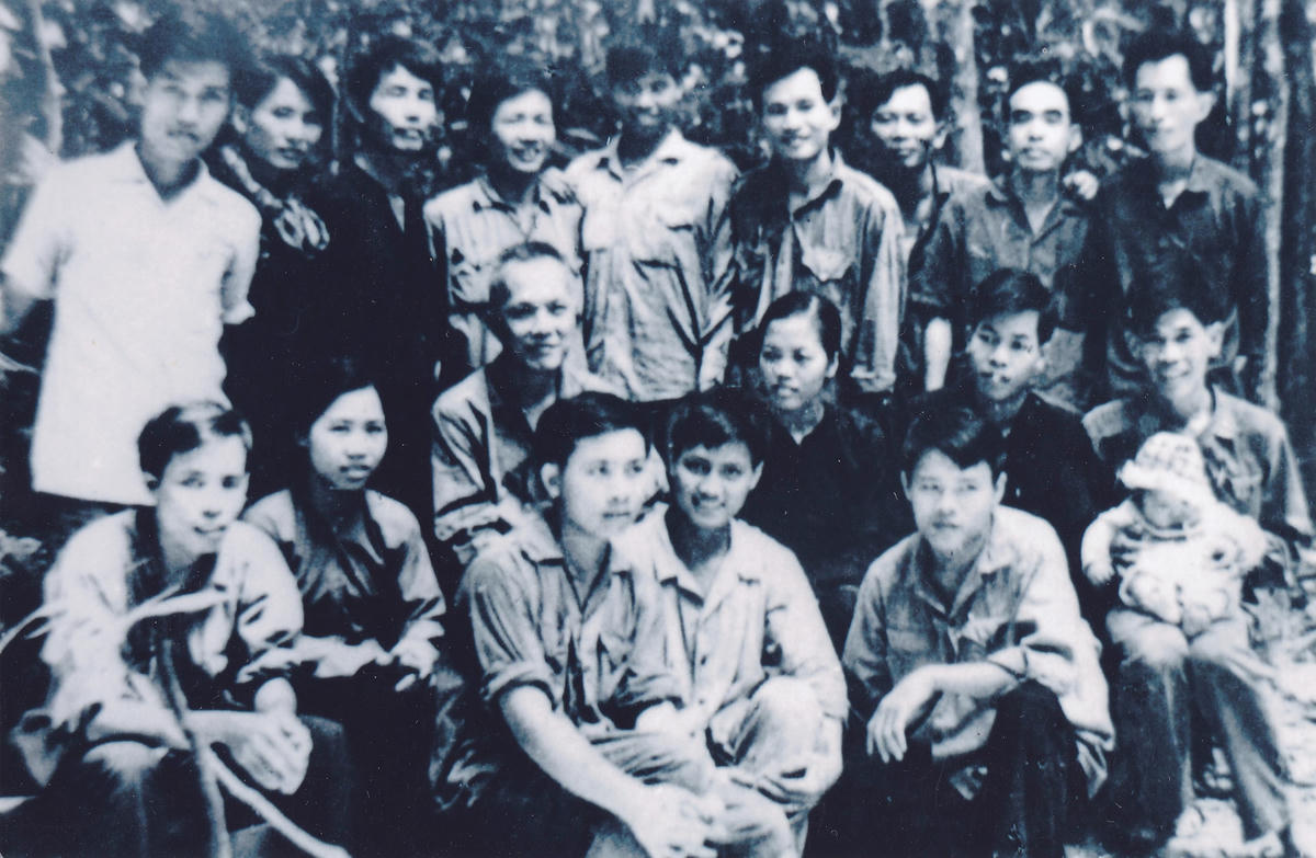 Chủ tịch Nguyễn Hữu Thọ với Báo Giải Phóng. Nhà báo Thái Duy (thứ hai, hàng sau, bên phải), năm 1965.