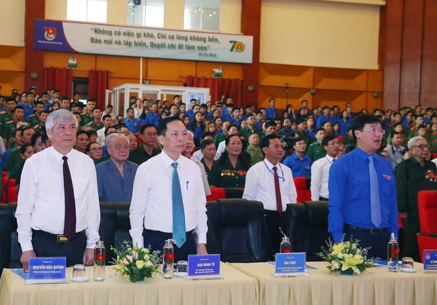 Các đại biểu thực hiện nghi thức chào cờ.(Ảnh: Thống Nhất/TTXVN).