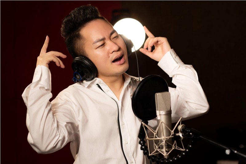 Ca sĩ Tùng Dương thể hiện trong MV Cảm ơn những trái tim yêu người.
