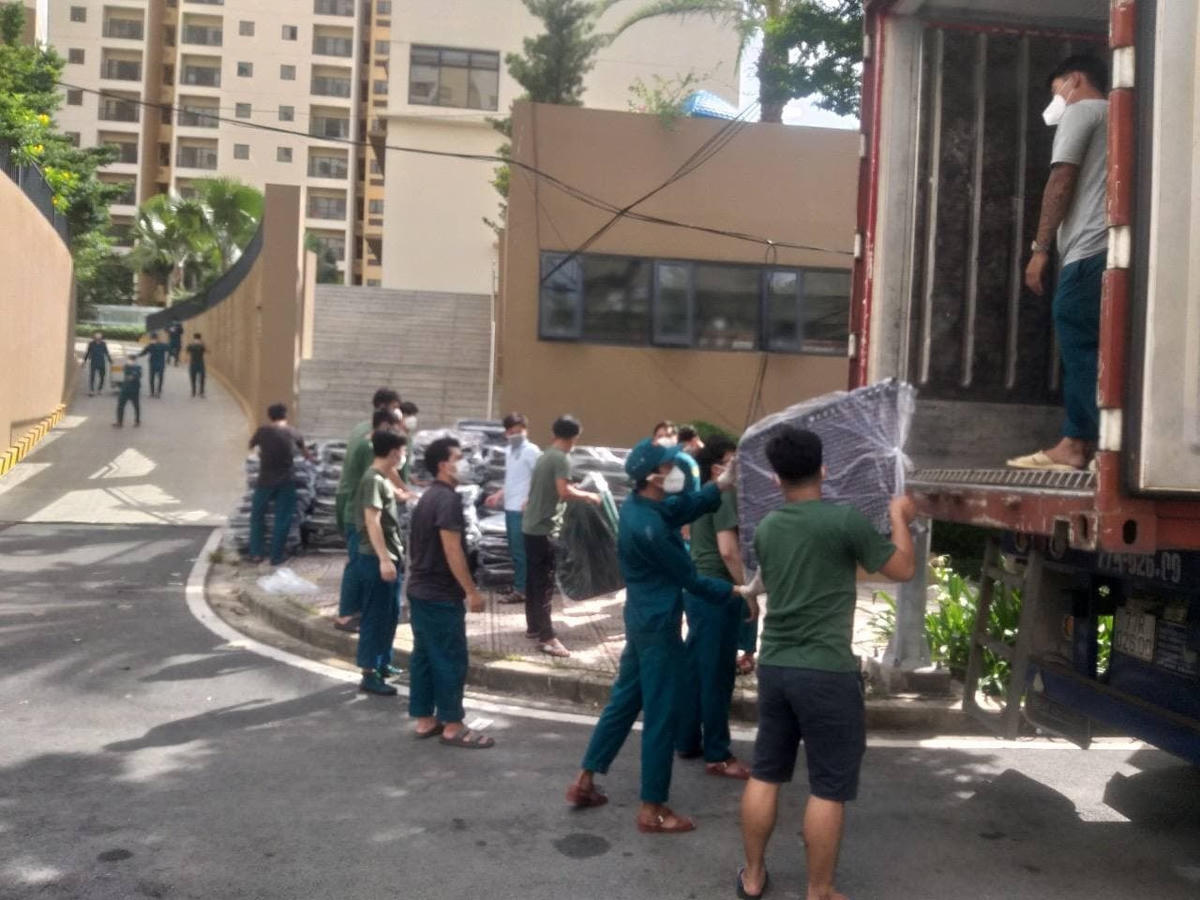 Vận chuyển giường xếp vào các bệnh viện.
