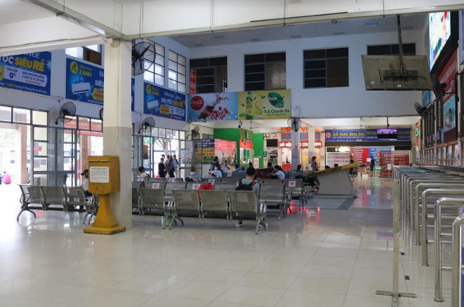 Hầu hết mọi người đều tuân thủ quy định đeo khẩu trang và ngồi cách xa nhau tại các hàng ghế chờ.