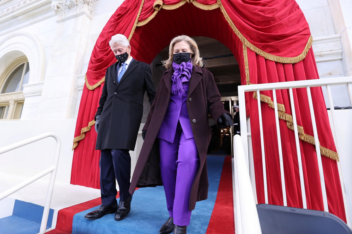Ông Clinton và vợ tới dự lễ nhậm chức của ông Biden. (Ảnh: Reuters).