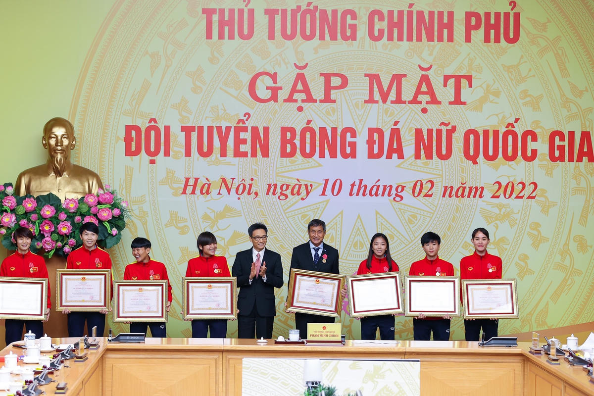 Trao Huân chương Lao động cho HLV Mai Đức Chung và các cầu thủ xuất sắc.