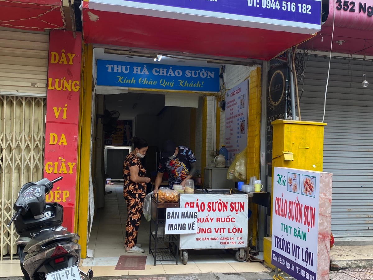Theo ghi nhận, các hàng quán chỉ bán mang về, bảo đảm an toàn phòng, chống dịch.