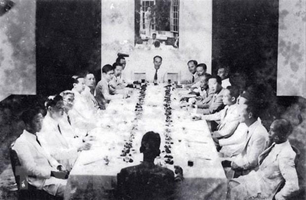 Ngày 3/9/1945, Chính phủ lâm thời họp phiên đầu tiên, đặt ra những vấn đề cấp bách, trong đó quyết tâm chiến đấu với giặc đói, giặc dốt, nhanh chóng tiến hành cuộc Tổng tuyển cử với chế độ phổ thông đầu phiếu để từ đó soạn thảo một bản Hiến pháp cho nước Việt Nam Dân chủ Cộng hòa mới ra đời. (Ảnh: TTXVN)