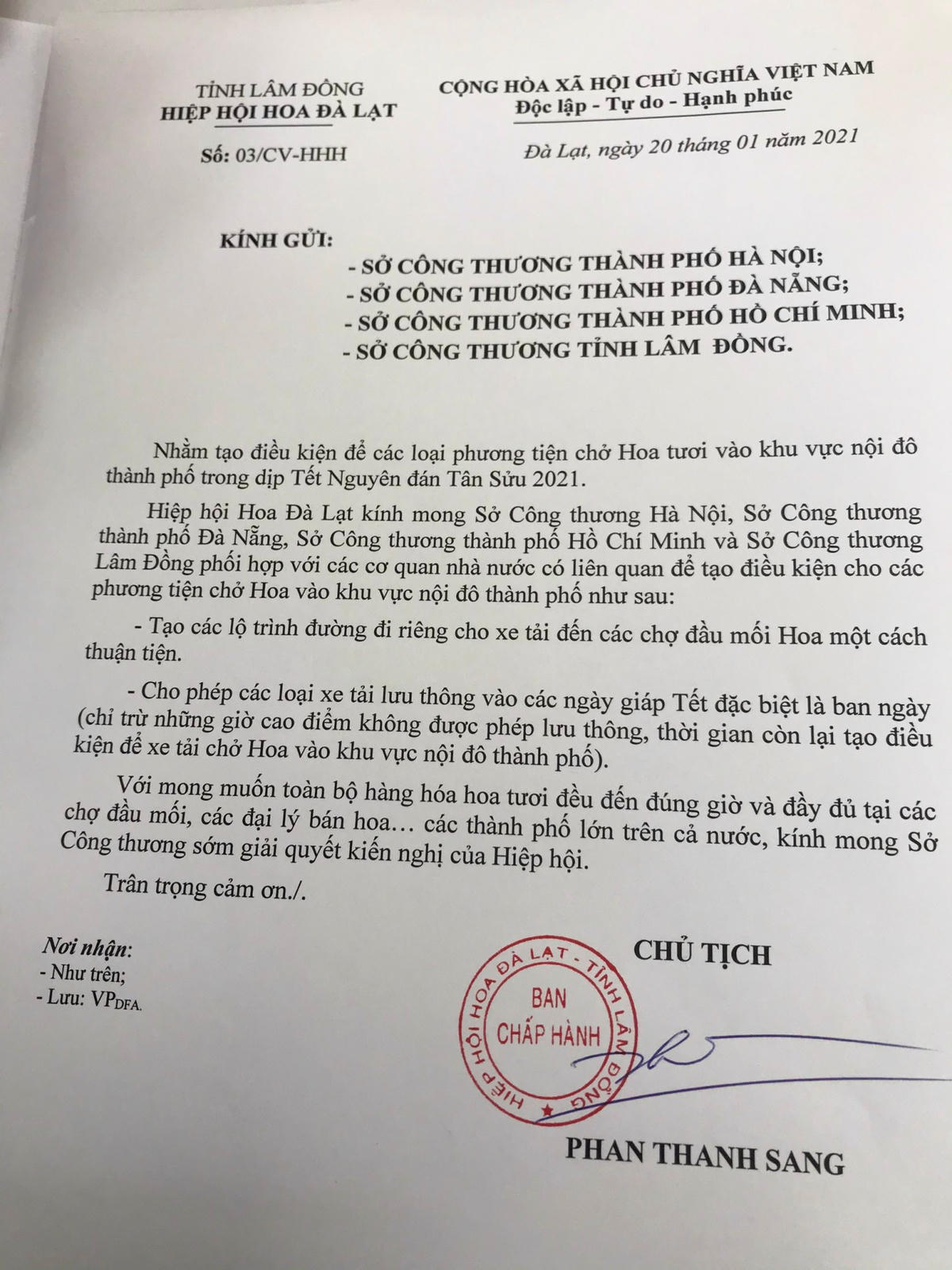 “Hội đã phối hợp xúc tiến quảng bá hoa Đà Lạt, nhất là trên mạng xã hội Facebook; thông báo kịp thời tình hình diễn biến thị trường để những người sản xuất và kinh doanh hoa có kế hoạch điều tiết. Hiệp hội Hoa cũng đã có công văn gửi các Sở Công Thương Hà Nội, Đà Nẵng, TP HCM… Nhằm hỗ trợ, tạo điều kiện để các phương tiện chở hoa tươi của Đà Lạt vào khu vực nội đô trong dịp Tết Tân Sửu 2021; tránh tình trạng xe chở hoa bị ùn tắc khiến chất lượng hoa giảm sút”, anh Sang nói.