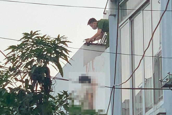 Công an khám nghiệm hiện trường. (Ảnh: Hoàng Thịnh)