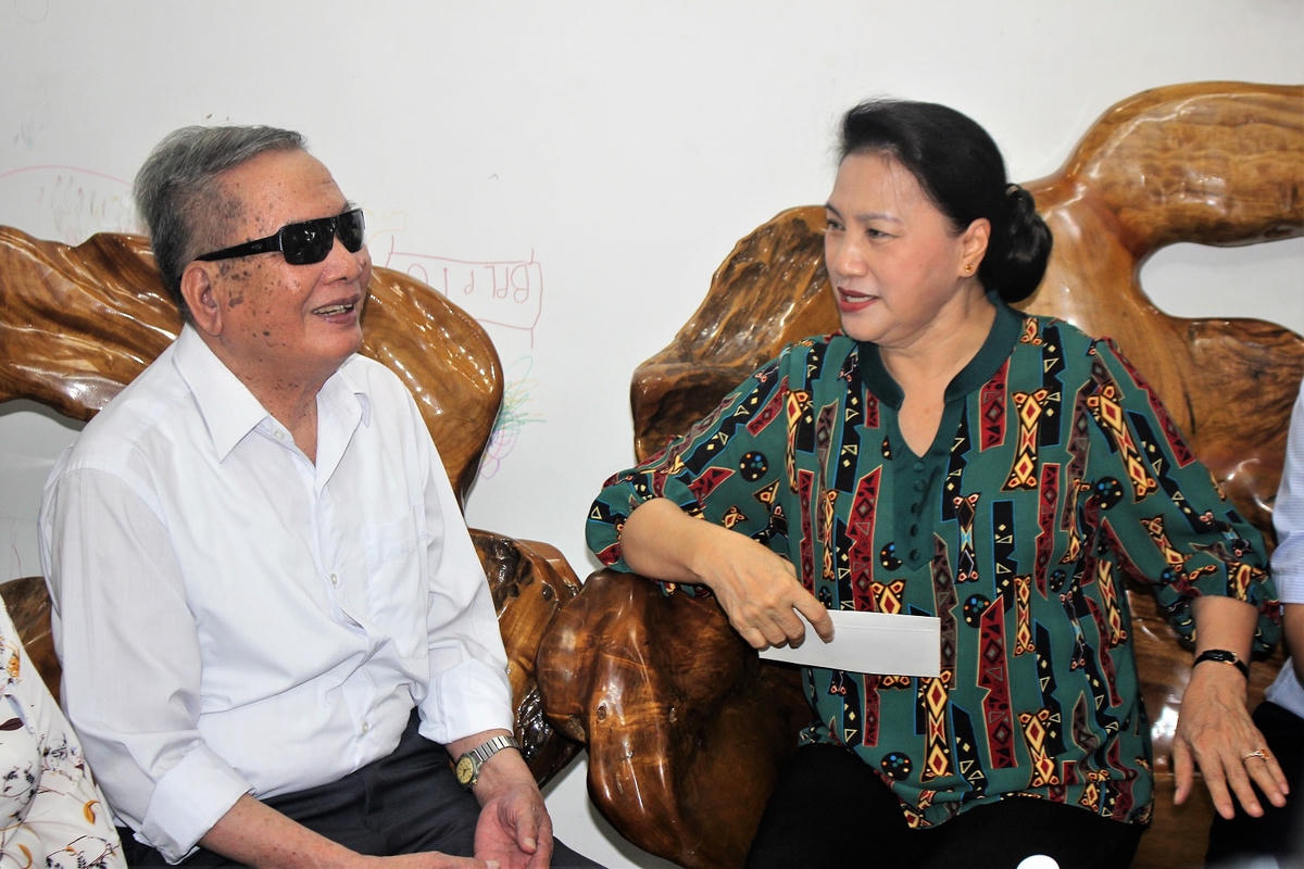 Chủ tịch Quốc hội Nguyễn Thị Kim Ngân thăm, tặng quà gia đình ông Lê Văn Trị.