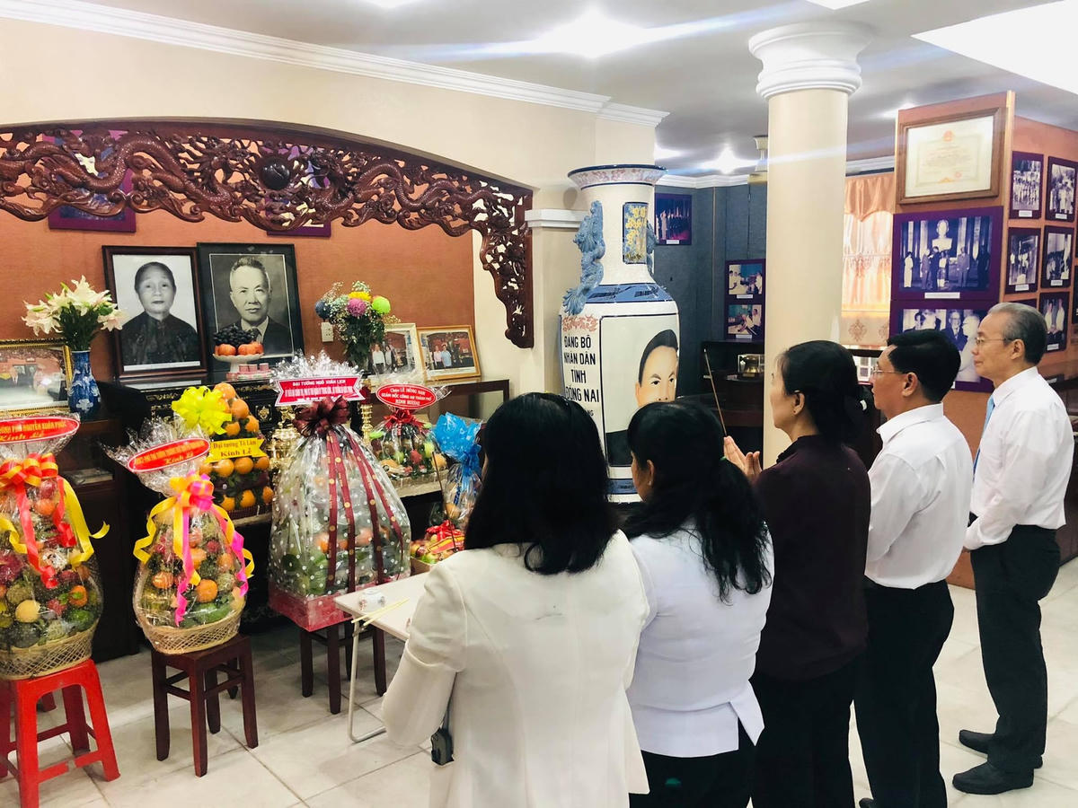 Phó Chủ tịch Trương Thị Ngọc Ánh dẫn đầu đoàn công tác đã tới dâng hương tưởng niệm Luật sư Nguyễn Hữu Thọ tại nhà riêng. (Ảnh: Hồng Phúc).