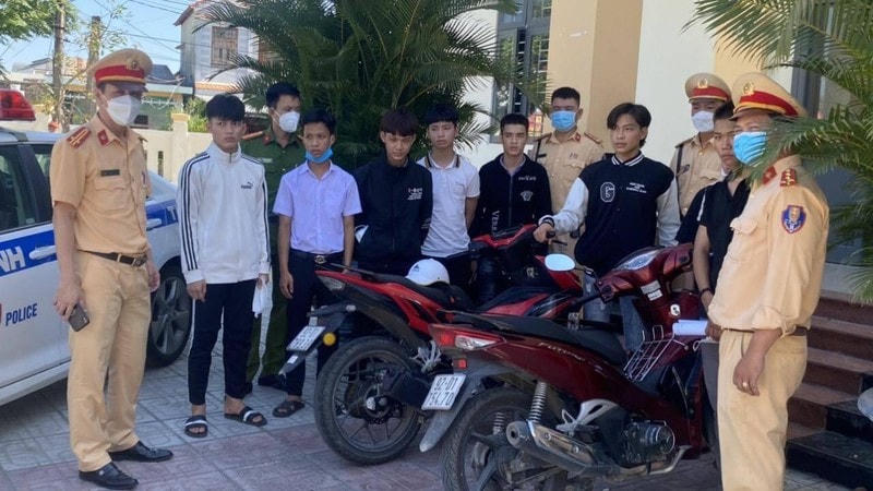 12 thanh, thiếu niên mang phóng lợn đi diễu phố được Công an Đà Nẵng triệu tập vào sáng 24/3. Ảnh CSGT Đà Nẵng cung cấp.