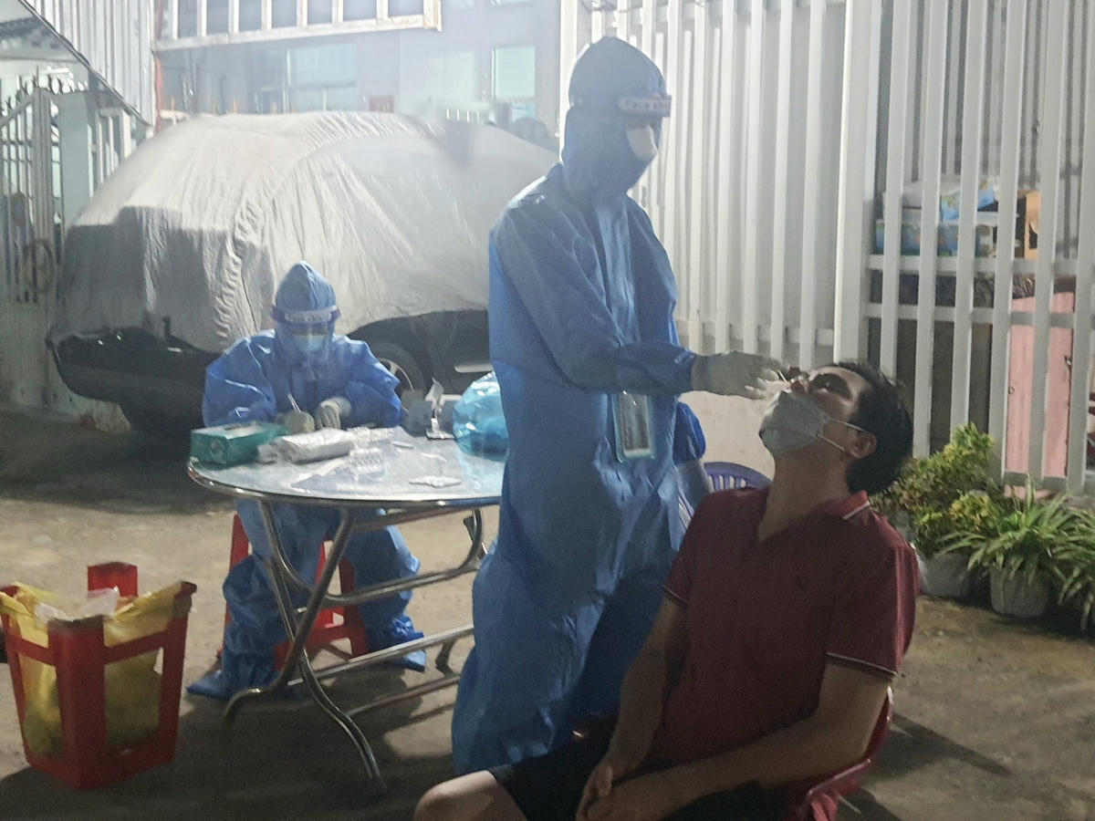 Test nhanh tầm soát Covid-19 trên địa bàn TP Bạc Liêu.