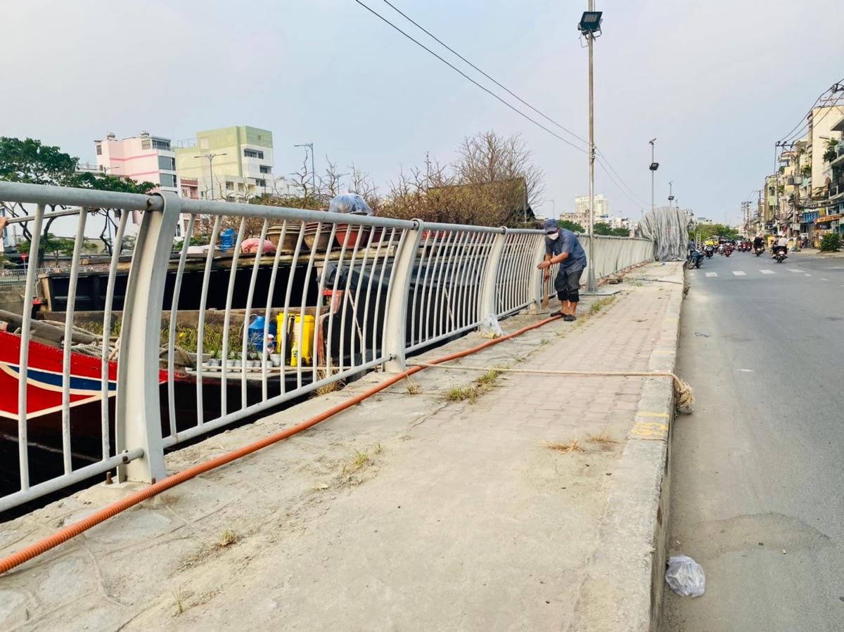 Cả tuyến đường dài vắng vẻ, chưa có chủ vựa hoa nào đưa tới bán dù tết đã cận kề.
